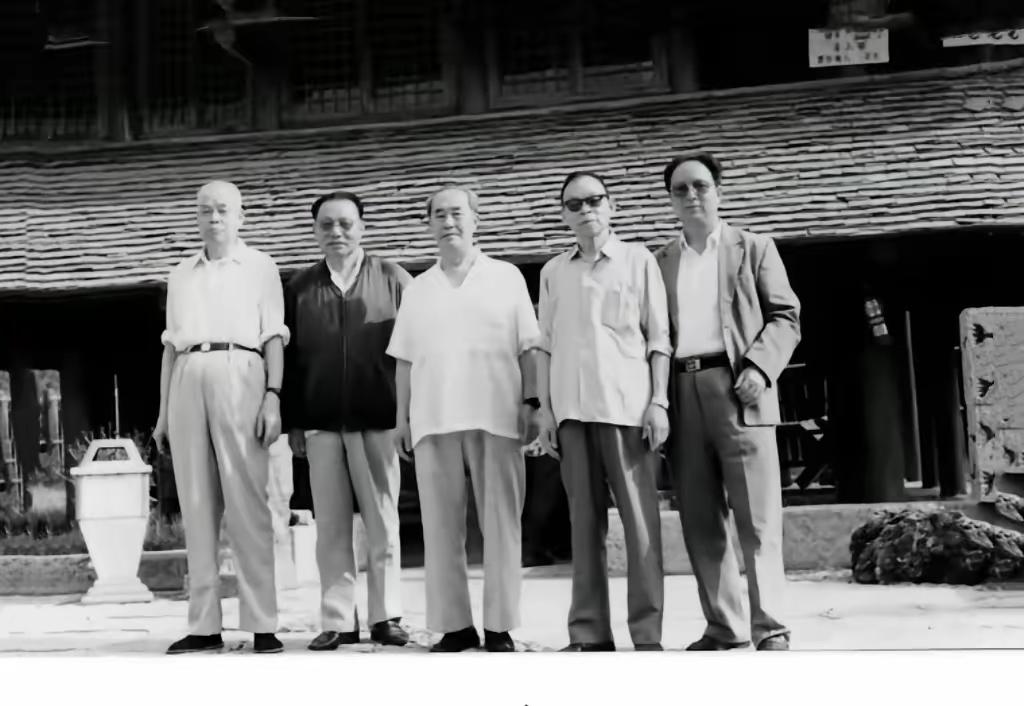 一张珍贵的80年代戍边将领合影，读懂老一辈守疆初心
 
八十年代，时任兰州军区副