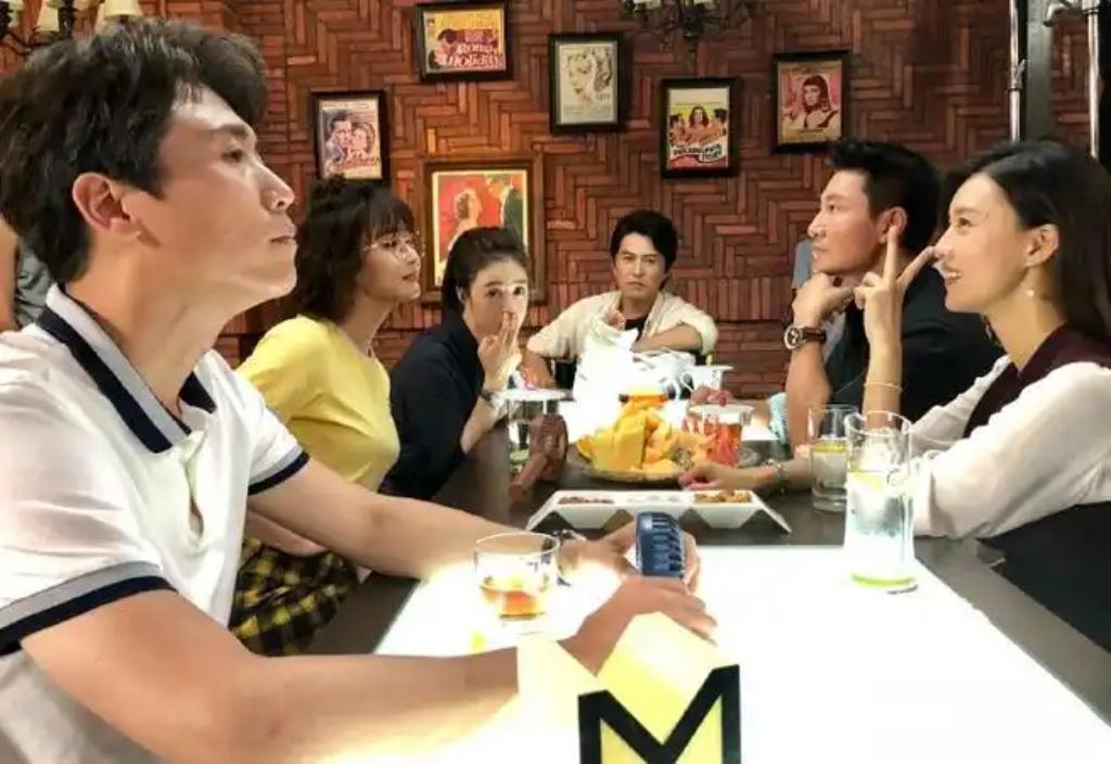 6星聚餐照：

我一眼就认出了抻着脖子、鼻似峻峰的李乃文，左手支颐、目不转睛的李