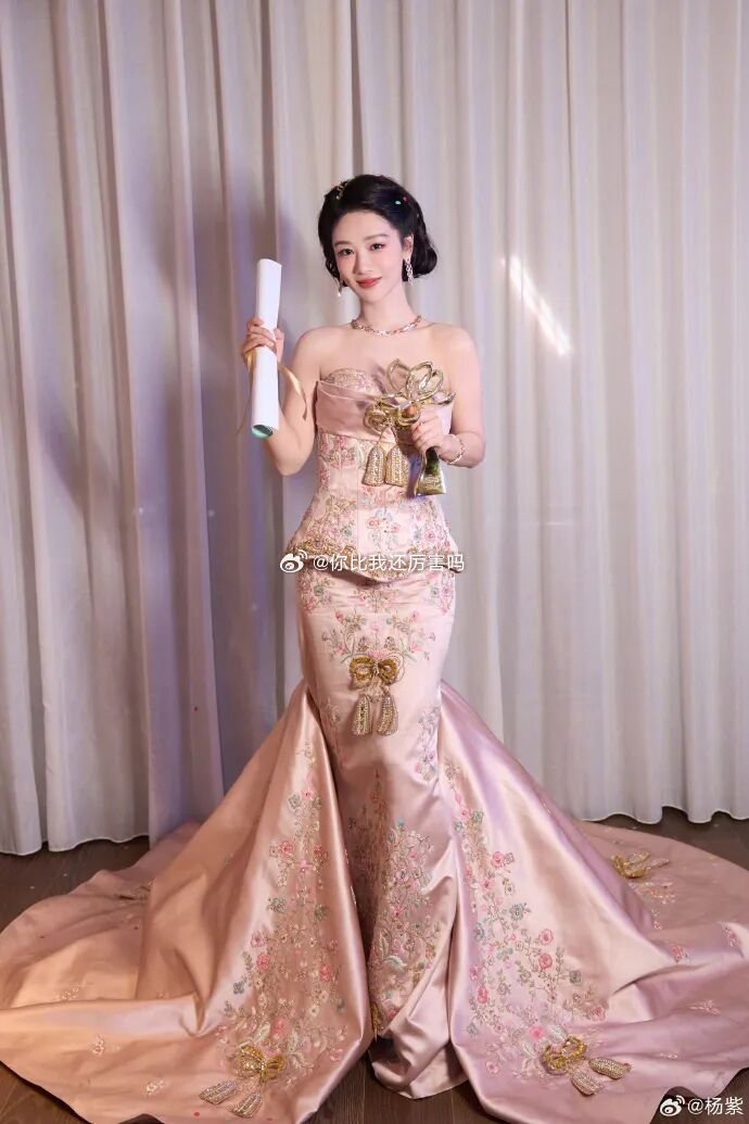 杨紫粉底液 救命！杨紫的底妆是焊在脸上的吗？镜头怼脸都零毛孔零卡粉，这粉底液是自