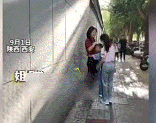 笑不活了！西安一小学开学早高峰，一名一年级的小朋友在妈妈的护送下来到校门口时，他