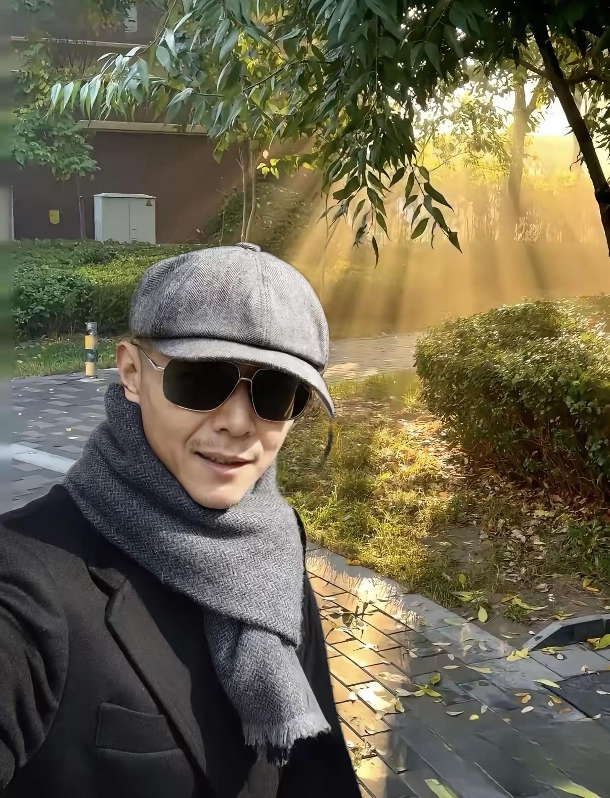 连麦男孩：冰哥，我在28楼楼顶，没路走了，活不下去了。我从小没人管，家里不管我，