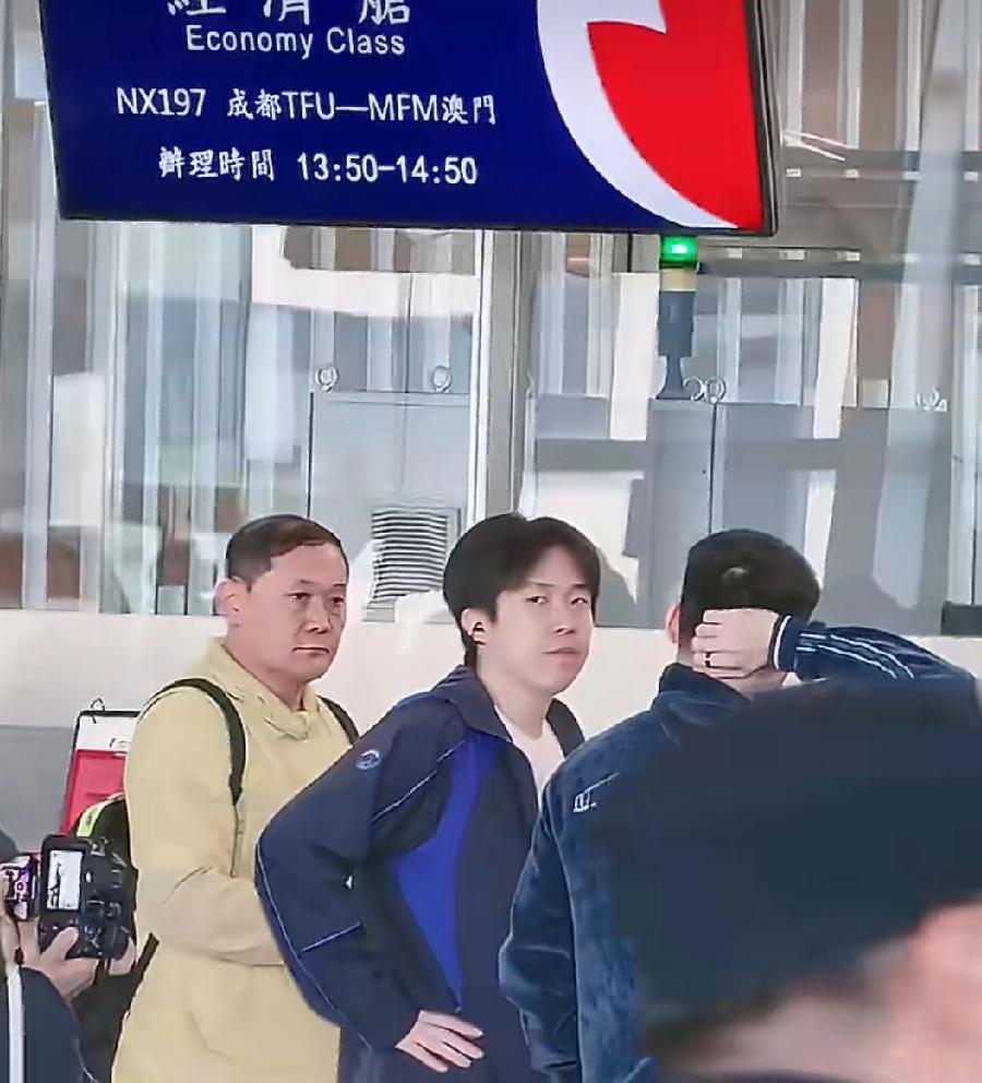 王楚钦今日下午跟随国乒团队一起乘班车到达成都天府机场。办理手续准备飞往澳门参加世