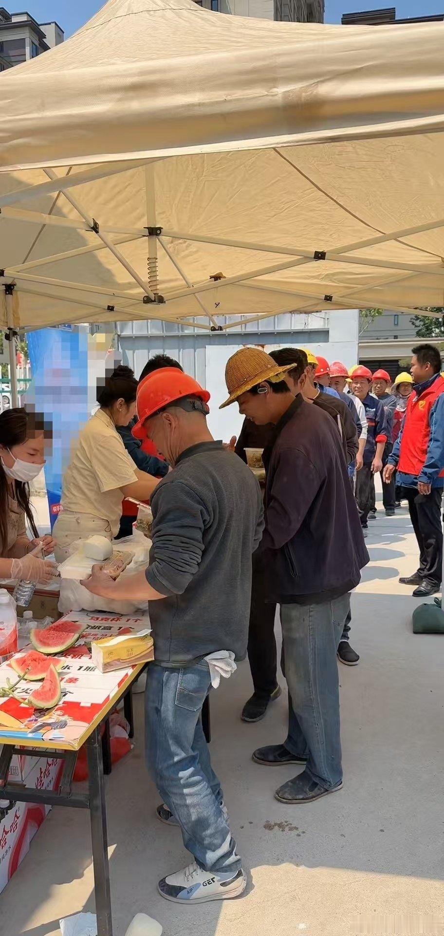 俏黄蓉重返工地为工友送盒饭 没有明星架子，只有真心实意，俏黄蓉重返工地给工友发盒
