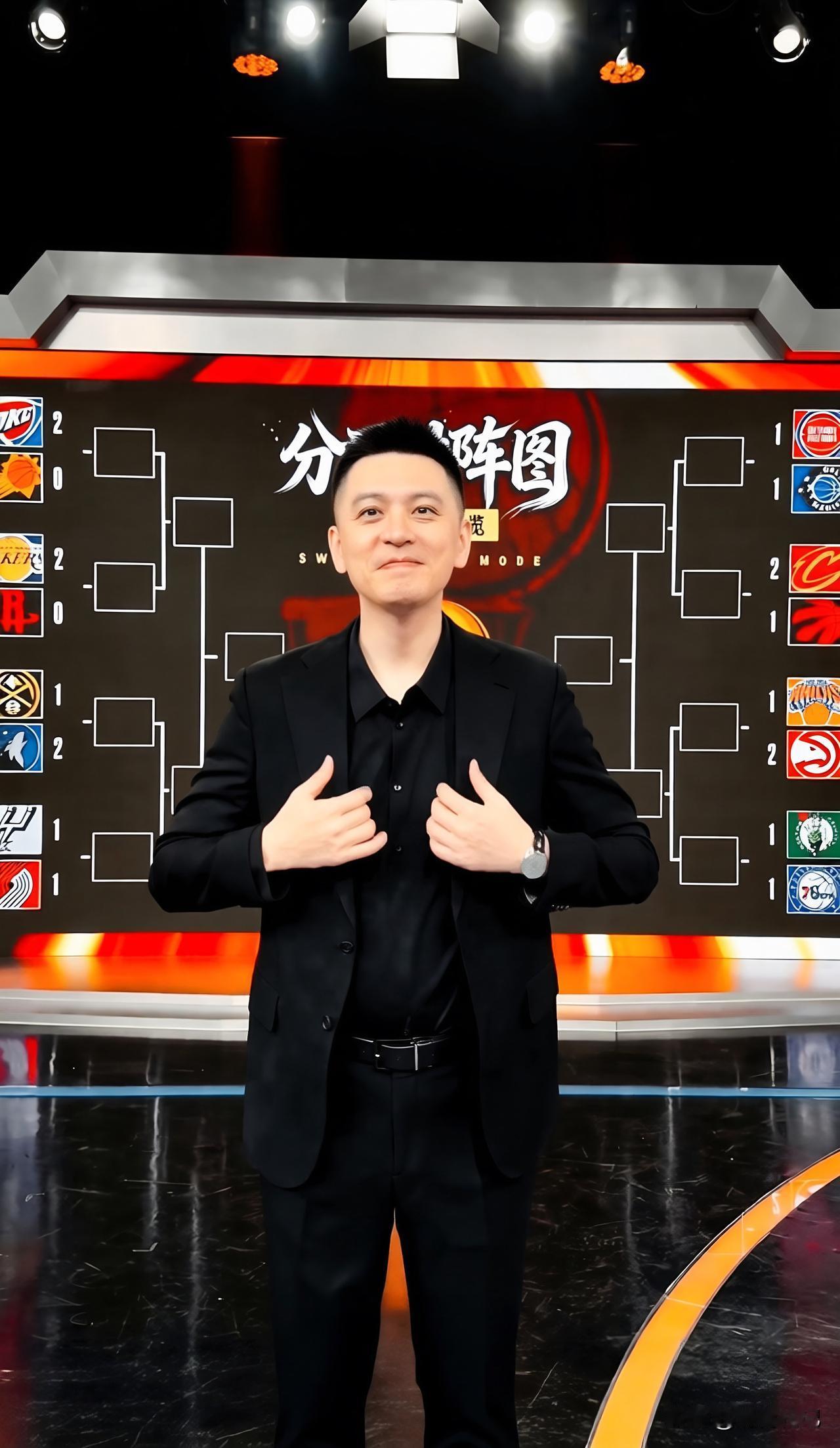 杨鸣指导，一身黑西装，是职场的铠甲，面对，分区图，是专业的战场，他把严谨揉进每句