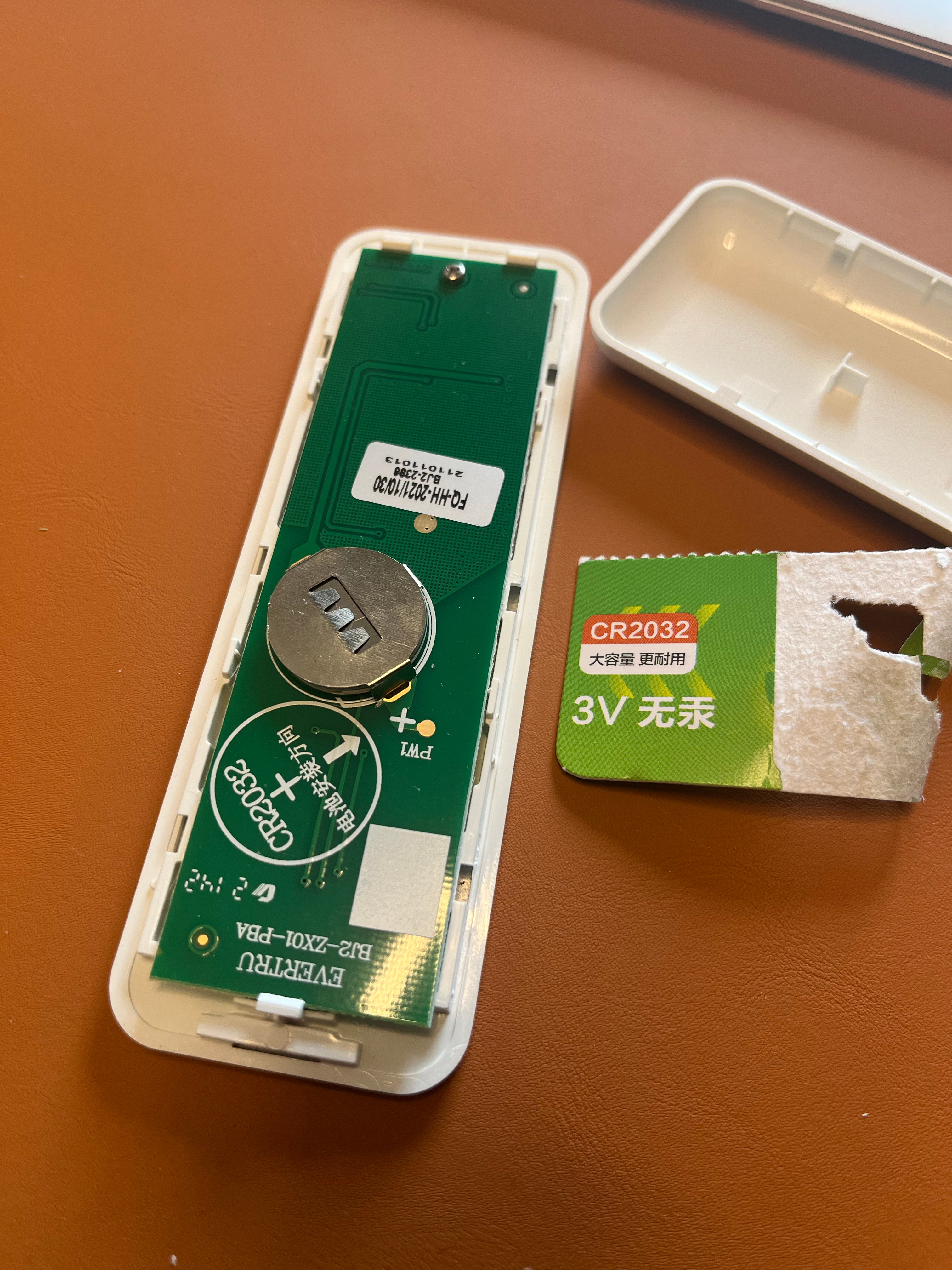 本以为我家晾衣杆遥控电池没电了，连着三天我都是踮着脚尖才把衣服取下来。今天买的纽