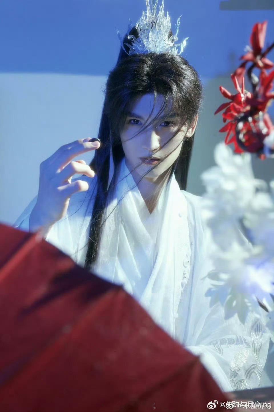 建议黄俊捷把古装焊在身上黄俊捷一袭白衣演活古装美男！束发持伞清冷贵气，这颜值就该