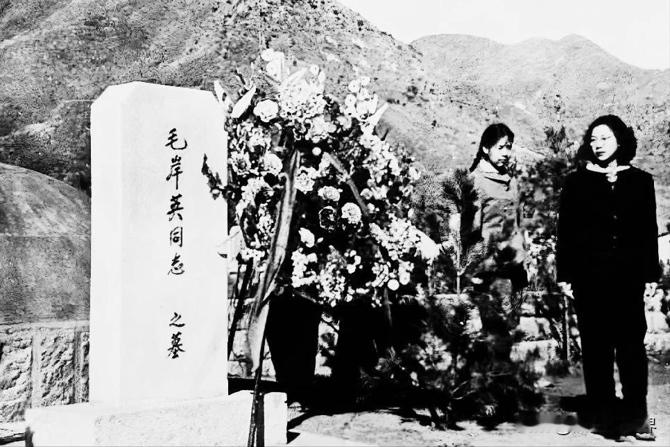 1959年刘思齐在朝鲜为毛岸英扫墓时留下的一张照片，当时毛岸英已经牺牲九年了。
