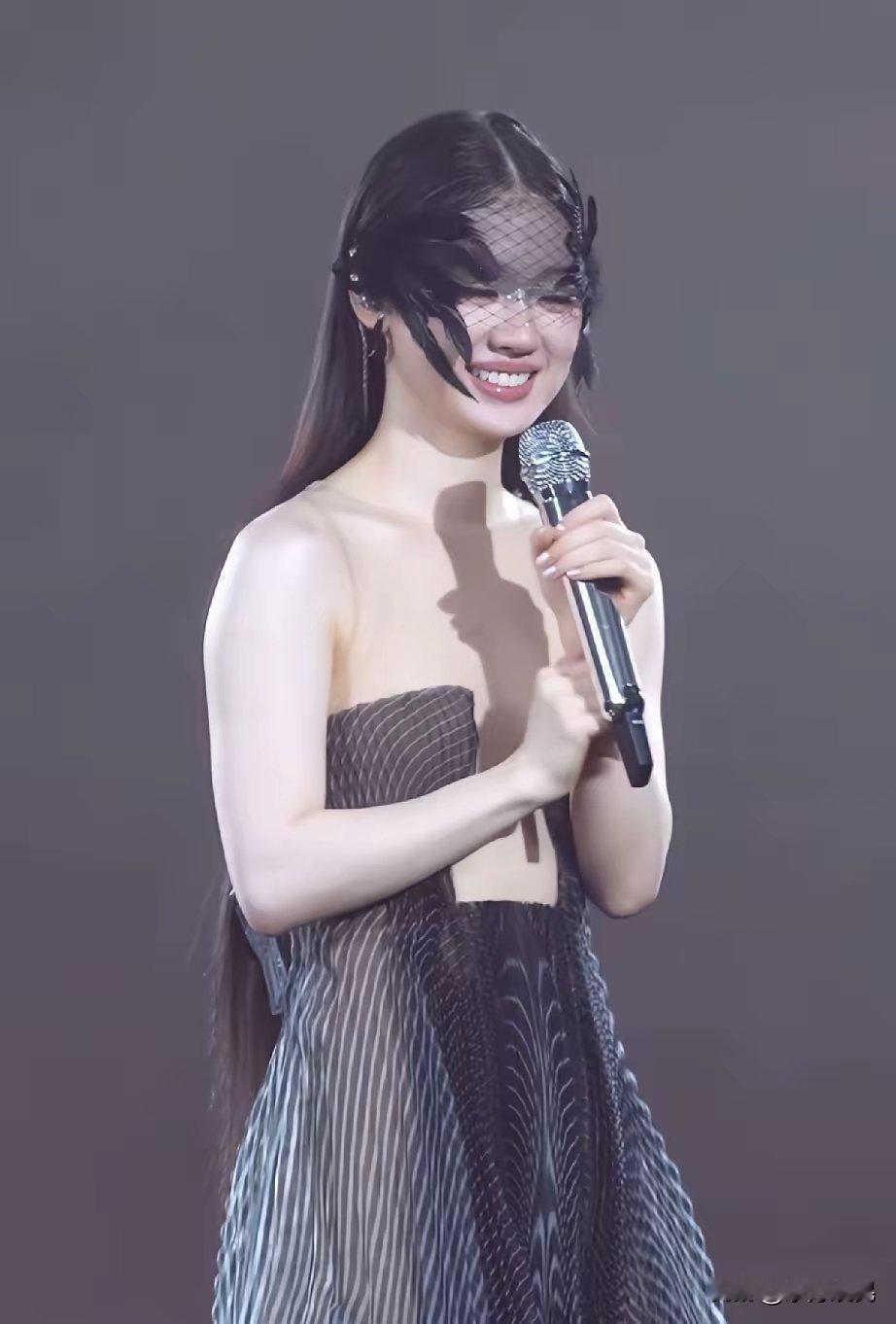 真的是不忍直视！单依纯在演唱会上这穿着真是炸裂三观。这露肩、露胸的样子一点都不好