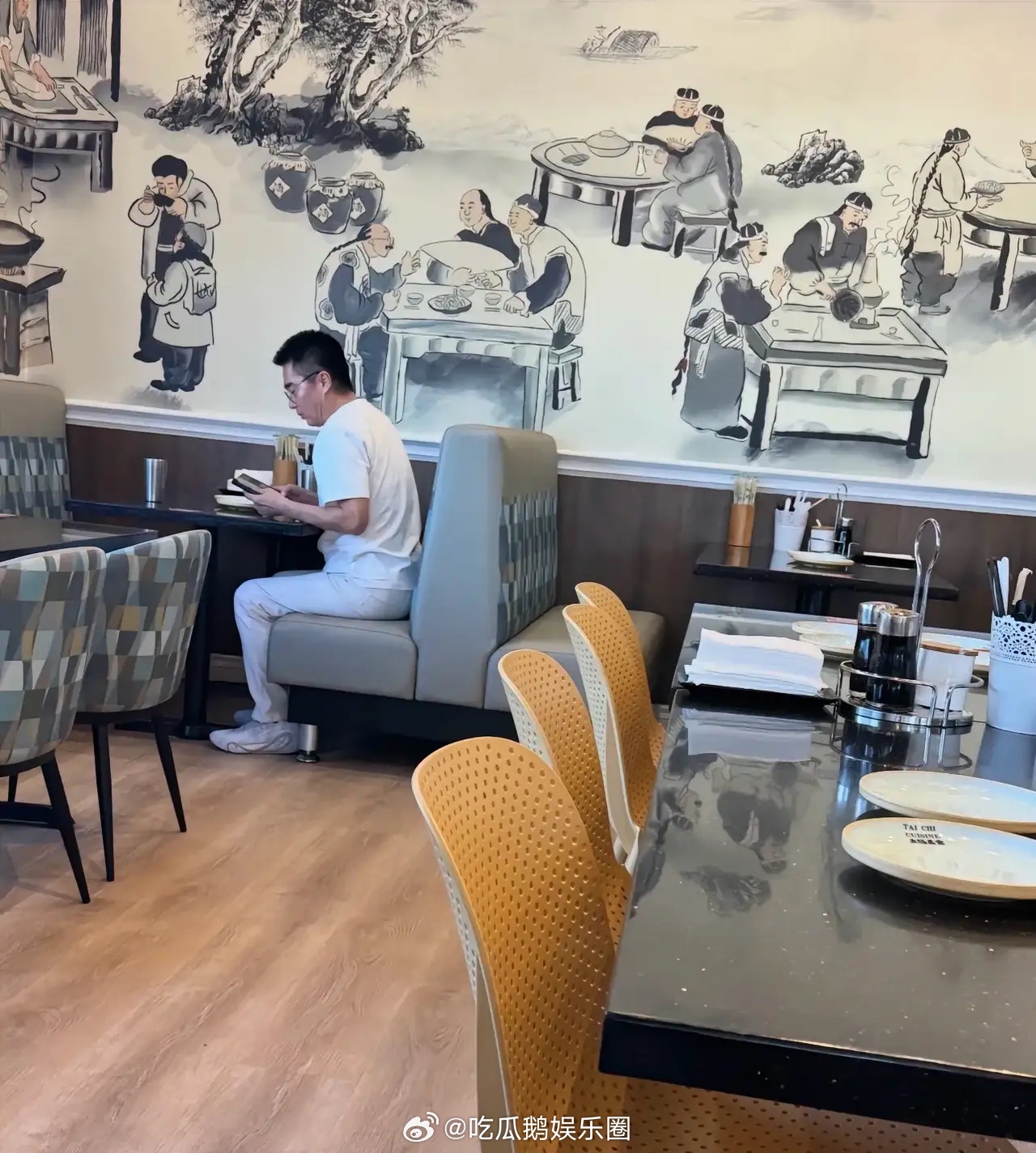 有网友在美国偶遇许亚军，看来他没有去前妻何晴的葬礼！这未免太狠心了吧，他们的儿子