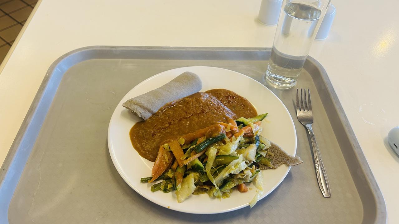 今天我的午饭：英吉拉，炒蔬菜，鹰嘴豆酱@联合国非洲经济委员会食堂