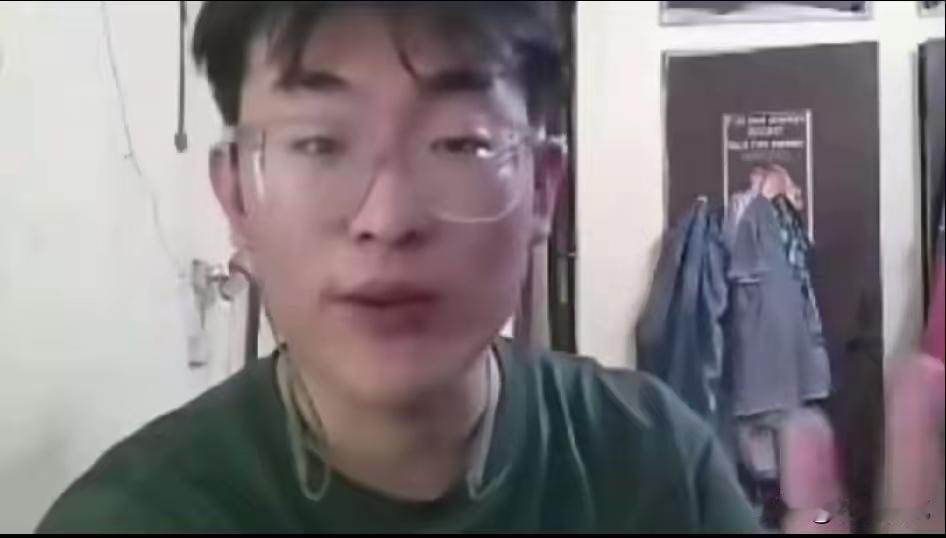 在印度留学的李梓硕抱怨自己的留学经历，自己在印度学校没有任何的特殊照顾，和印度学