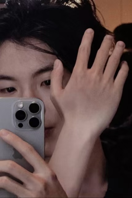 这个男人说自己手被晒黑了 明明可以只拍手的啊这是什么意思啊～ ​​​