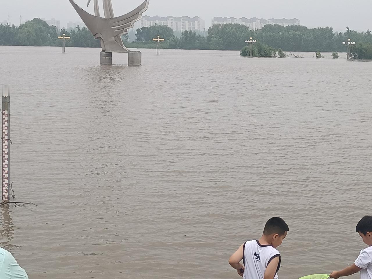 岁月就是一条奔流不息的河流，执着无悔从不回头甚至我们还来不及观赏和回顾就已悄悄的