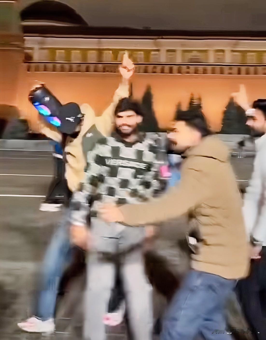 印度人移民俄罗斯，真会使俄罗斯的文明程度倒退几十年吗？
这是一个视频的截图，画面