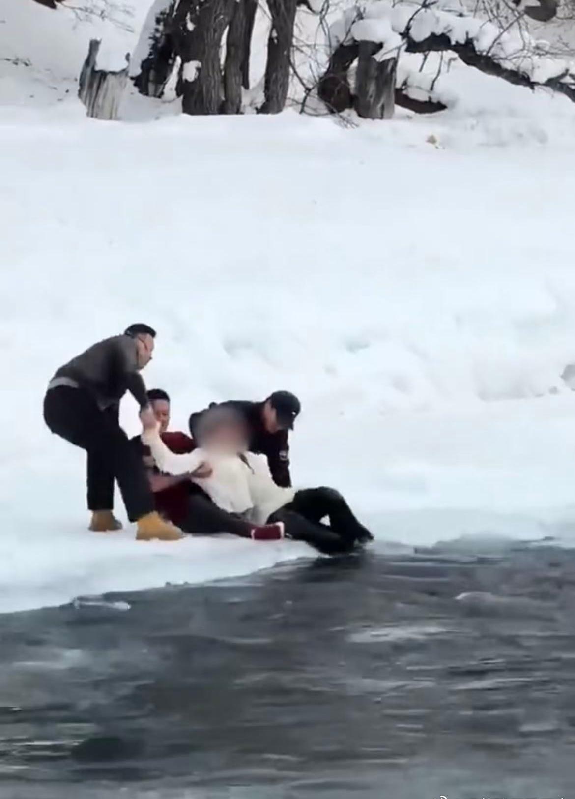 母女坠入冰河浙江大哥甩衣救人浙BA球员新疆救起坠冰河母女近日，台州市玉环市退役军