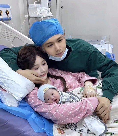 鹿哈官宣得女有谁跟我一样第一眼看成鹿晗，恭喜喜得贵子，希望他们幸福下去吧 