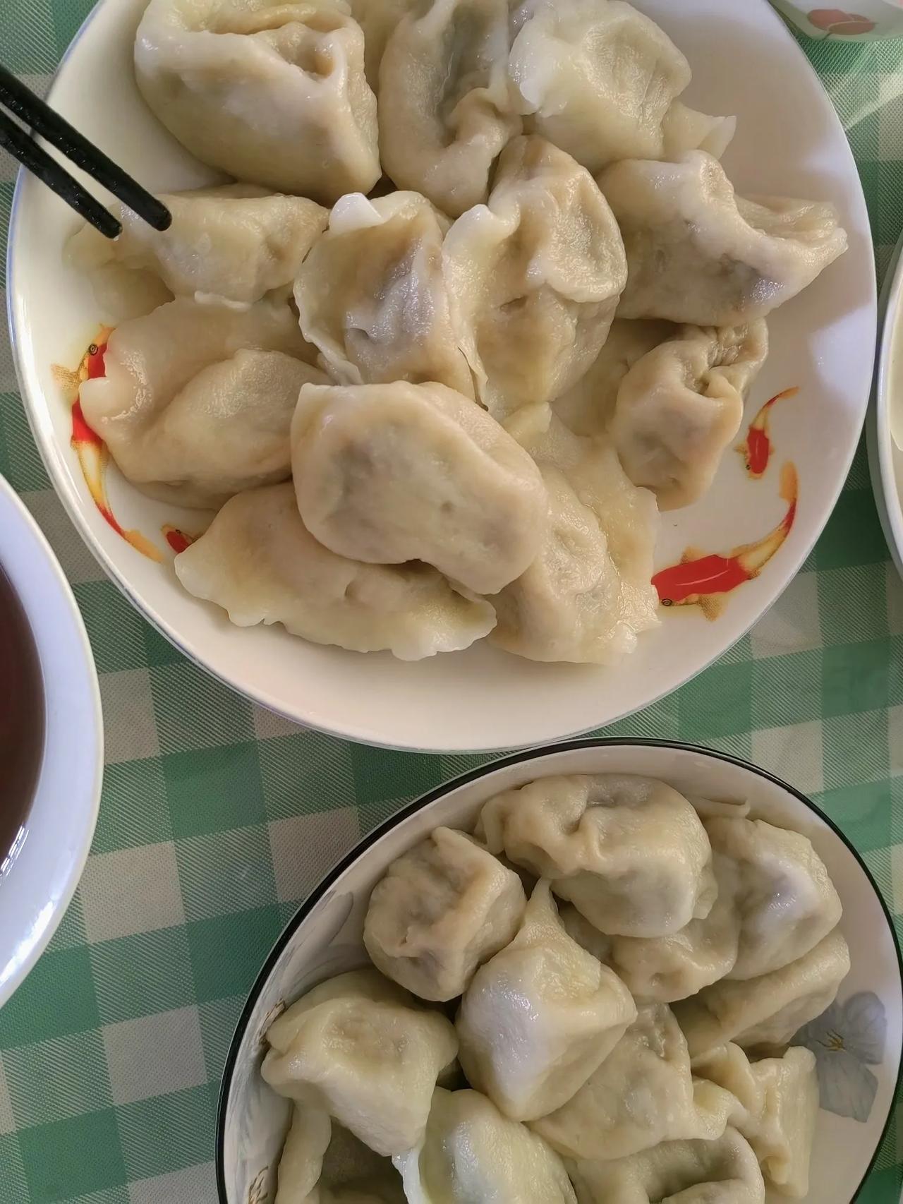 饺子当主食,你要吃多少个?按我们家包的水饺大小来看，我一顿能吃十五六个。也就是一