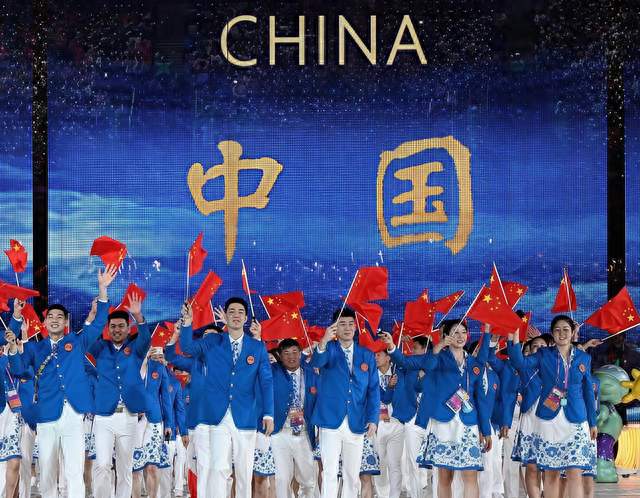 中国体育代表团44年连续12届位居金牌榜首位，1982年首次成转折点