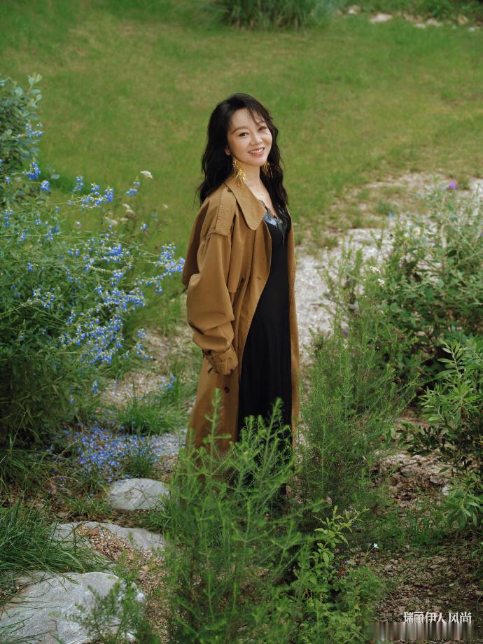 看到了闫妮身上的自由感闫妮田野大片 充满着温柔的自由，真的是仿佛进入到这个初夏的