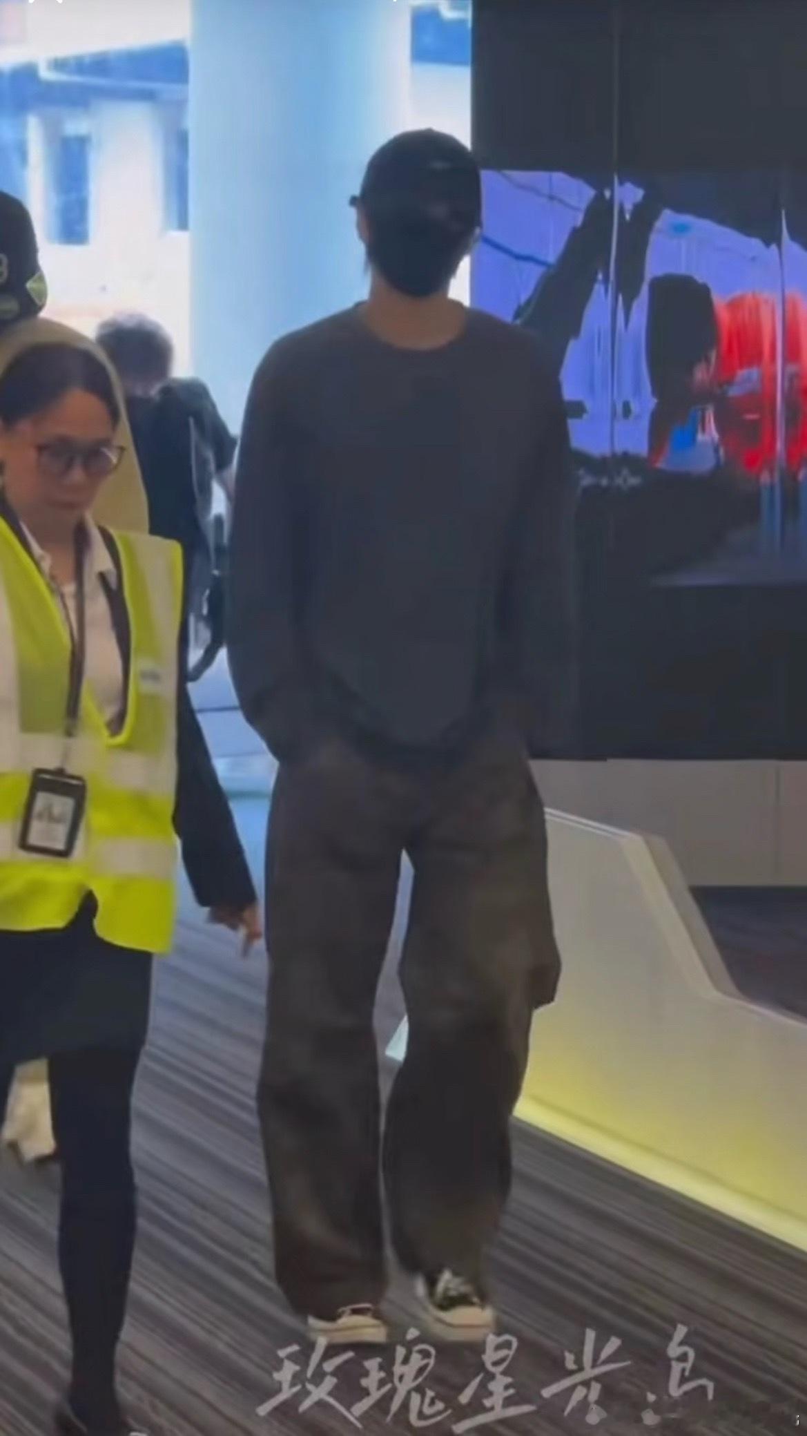 地表最强一米八三（感觉好像不止了）这头身比实在太好品了！！而且他还健身，严浩翔平