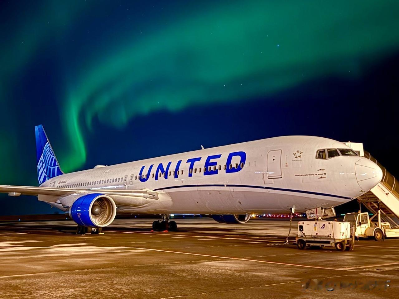 本周史诗般的太阳风暴，值得等待20多年才能见证的北极光环💫
📷：冰岛凯夫拉维