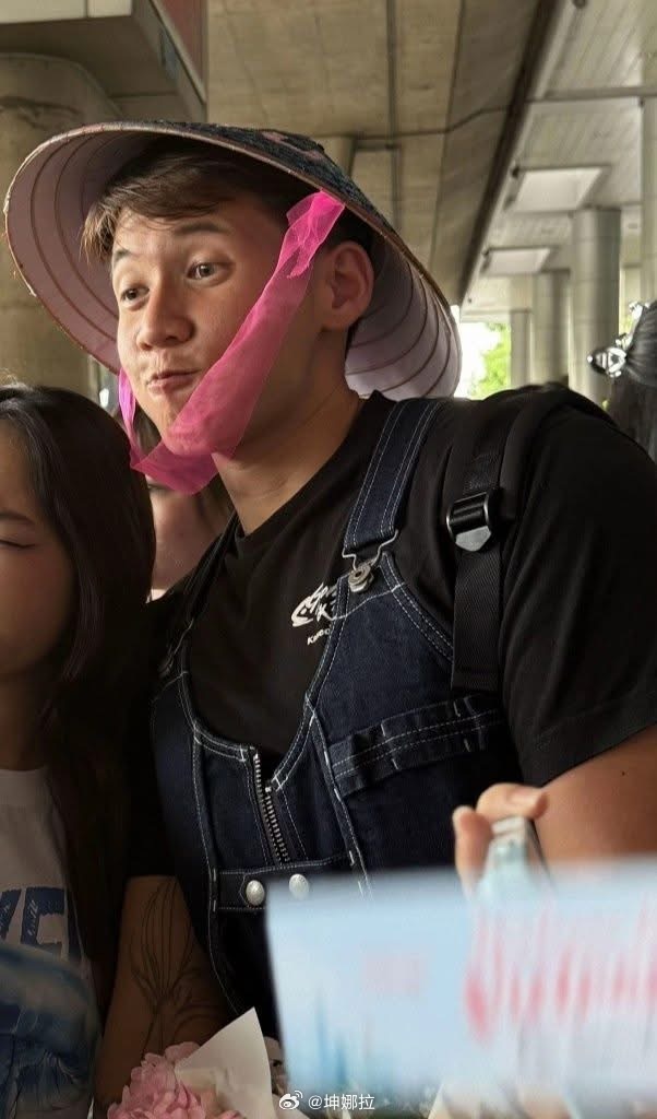 Psi和越南粉丝合影✌️💖全世界都有粉丝，走到哪都是排面，这人气没谁了 