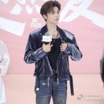 侯明昊最近出席的保定线下活动，生图状态让人心动不已！网友们感慨，仿佛他的每一次现