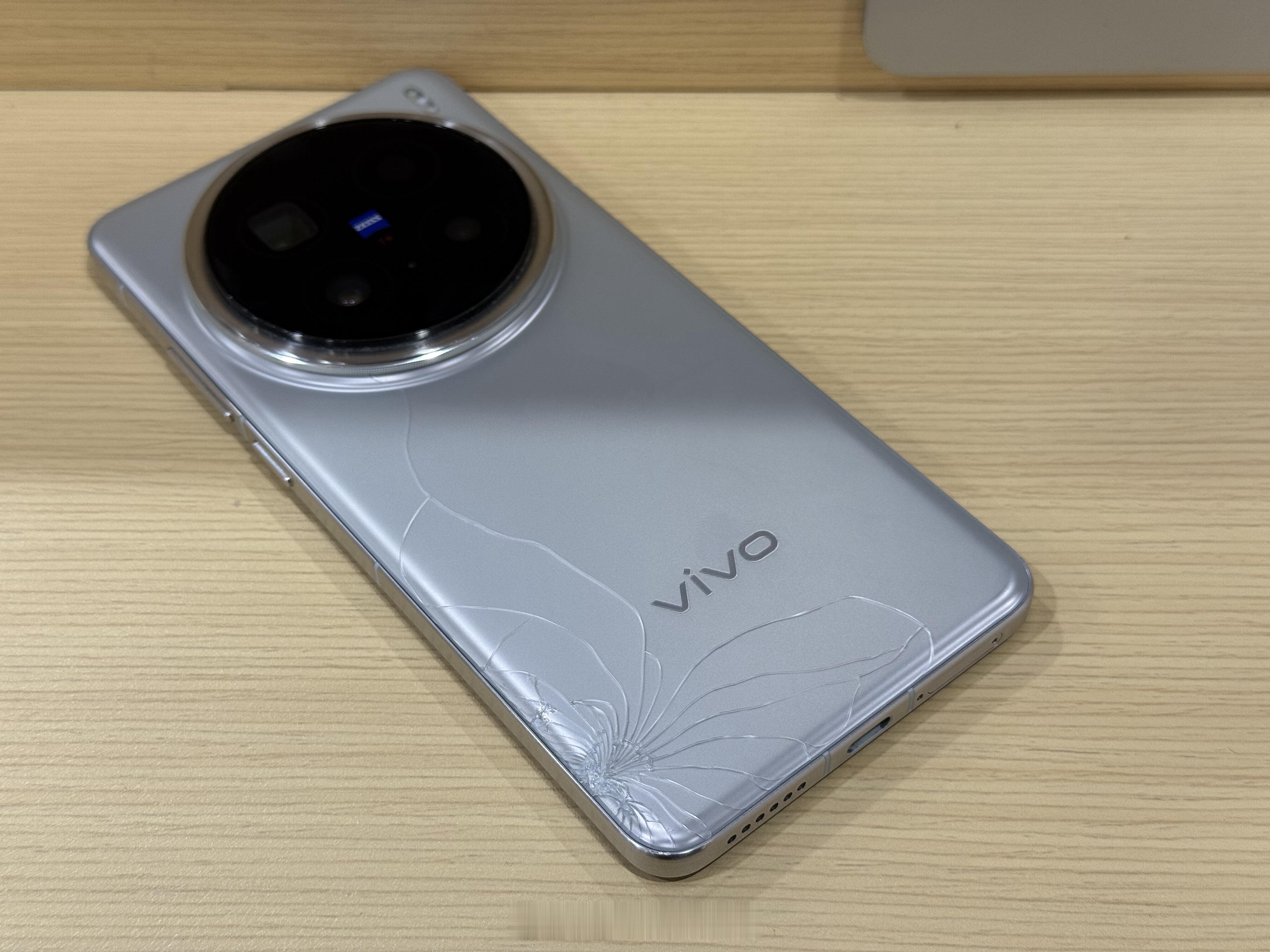 大哥们，X200 Pro 去售后换后盖了说现在有蓝色现货给我换要不要？？？我：？
