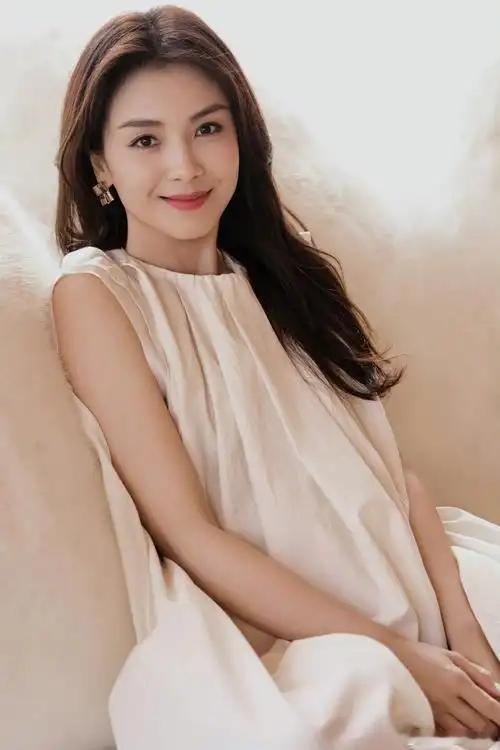 近日，刘涛春晚路透照流出，即便在无精修的抓拍下，她那“妈咪级别”的状态也十分吸睛