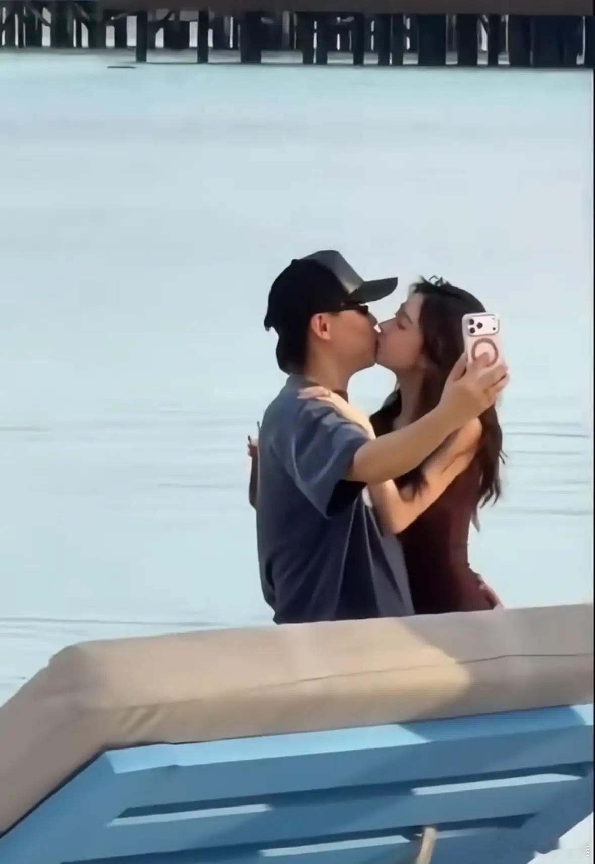 胡彦斌易梦玲牵手从酒店出来自从胡彦斌上了《再见爱人》，充分展示了其在感情领域的温