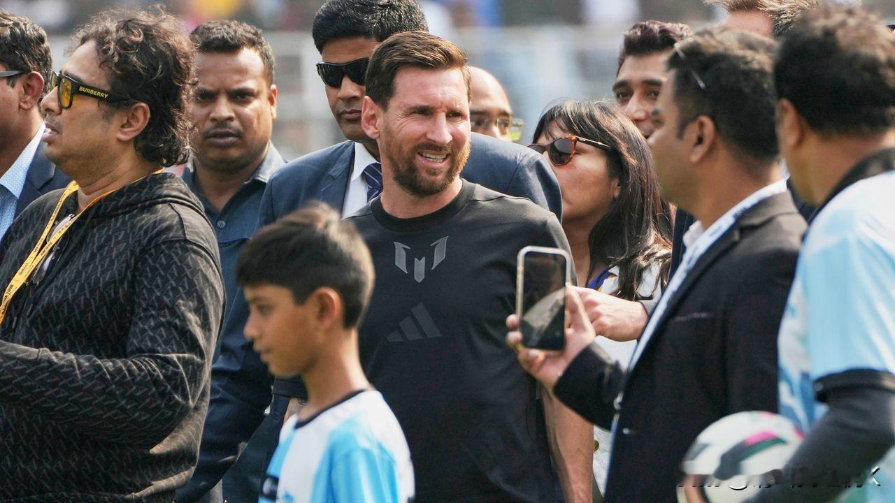 莱昂内尔·梅西球迷在印度巡回赛首日造访加尔各答球场时制造混乱
西孟加拉邦首席部长