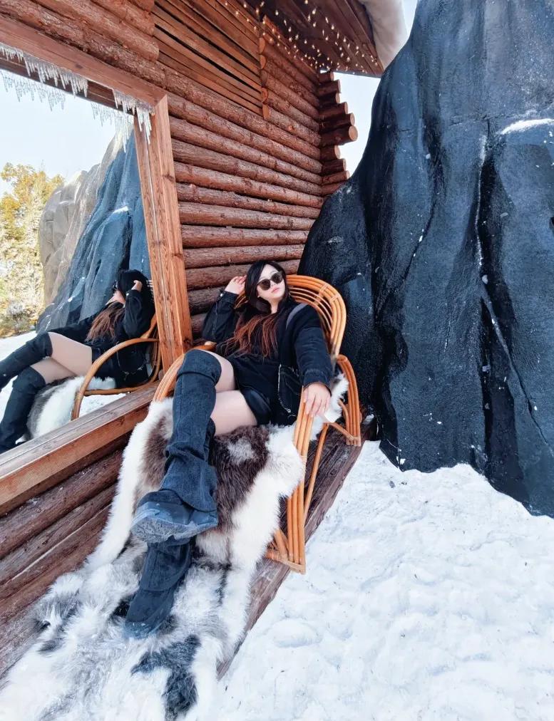 终于下雪了，片片雪花轻盈飘落，将大地装扮得银装素裹，美不胜收。这洁白的世界仿佛预