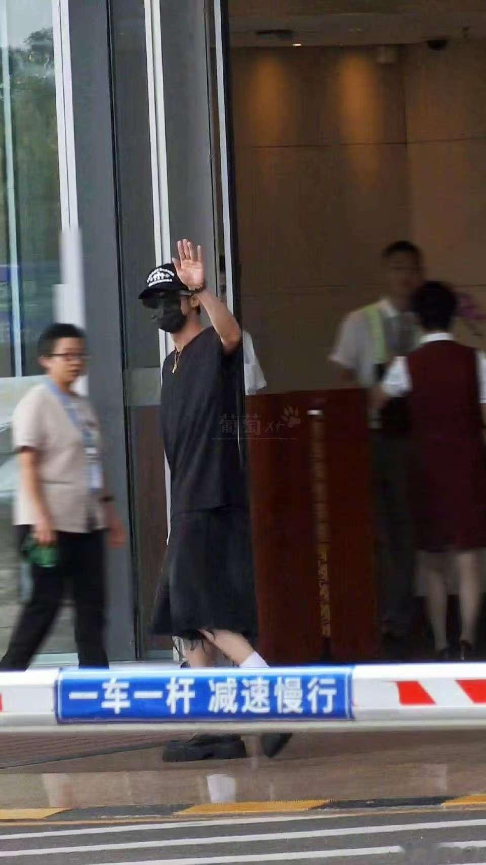 檀健次黑色look檀健次潮男穿搭檀健次黑色look，帅啊，[握手][握手] ​​