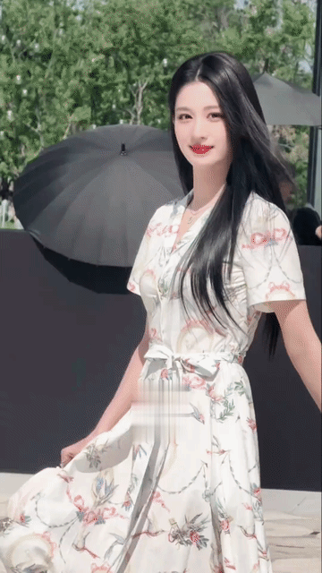 王楚然是真的怕了，差点被绊倒也一样保持明媚微笑，这是被网友diss到把笑容都焊在