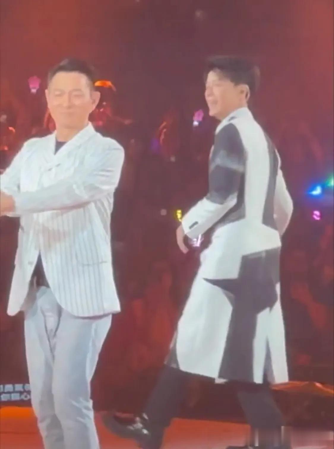 &刘德华作为嘉宾助阵李克勤演唱会，这是继三年前他嗓子发炎后首次献唱，这状态太好了