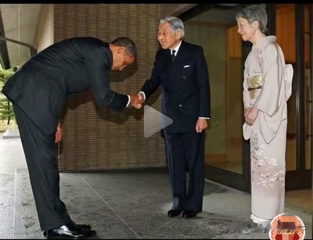 美国总统特朗普大庭广众之下搂着日本首相高市早苗，演讲不忘撒狗粮，访问不忘秀恩爱。