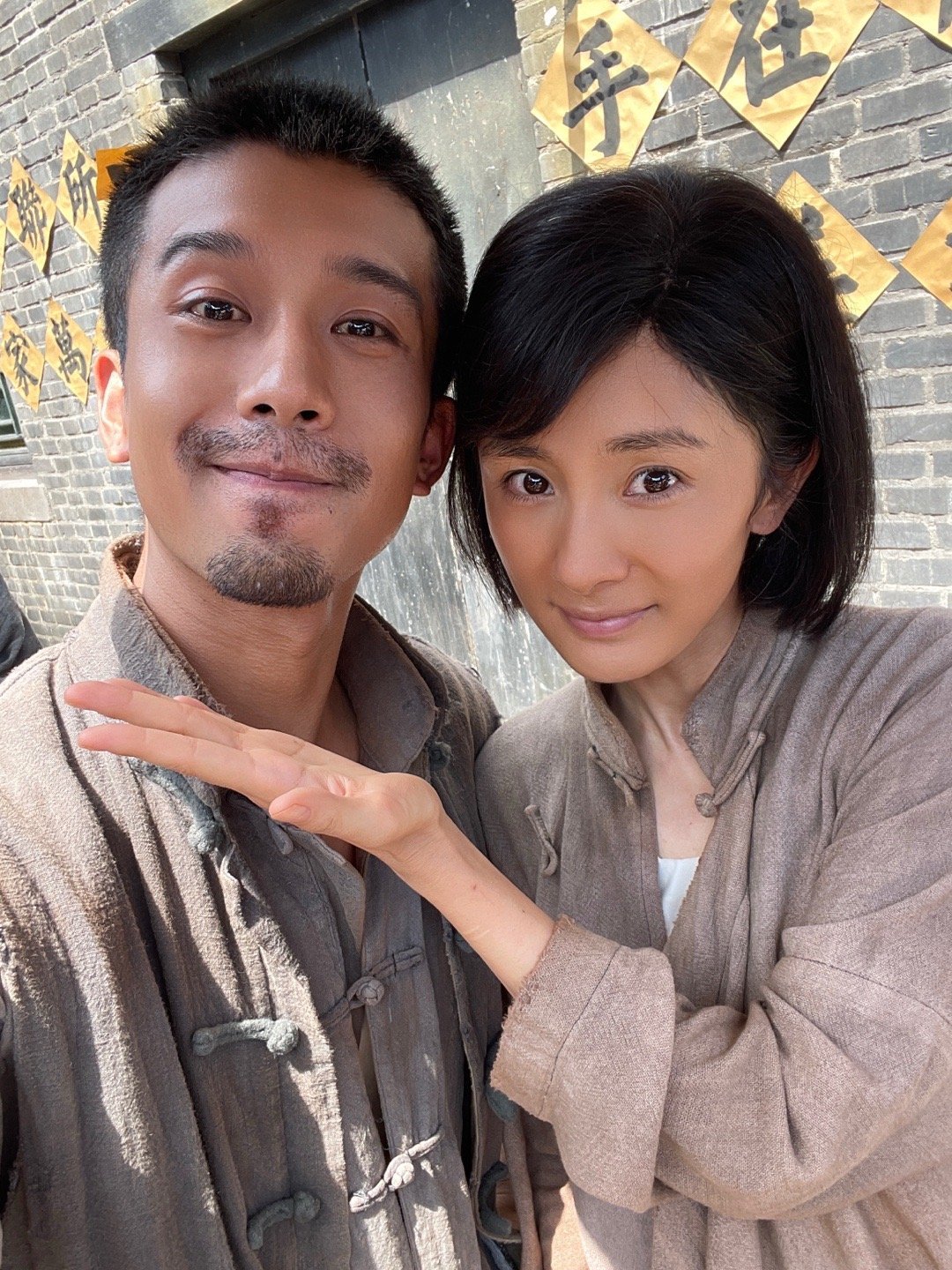 这竟然是杨幂孙绍龙这个孙绍龙就是芒果台经常早上在重播的家庭剧《我要和你在一起》的