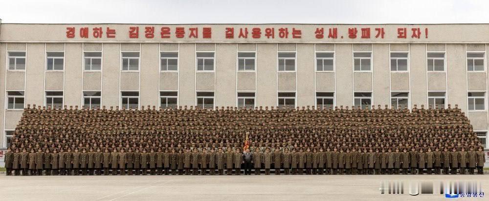 朝鲜人民共和国委员长金正恩视察了第11军司令部，并与特种部队合影，称他们的精神面