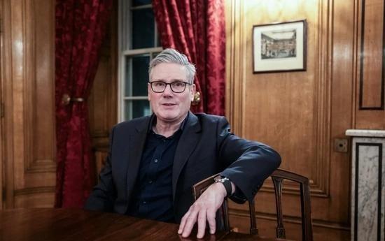 英国首相斯塔默“投喂”给了世界三句话！2026年初的北京之行，把英国对华政策的转
