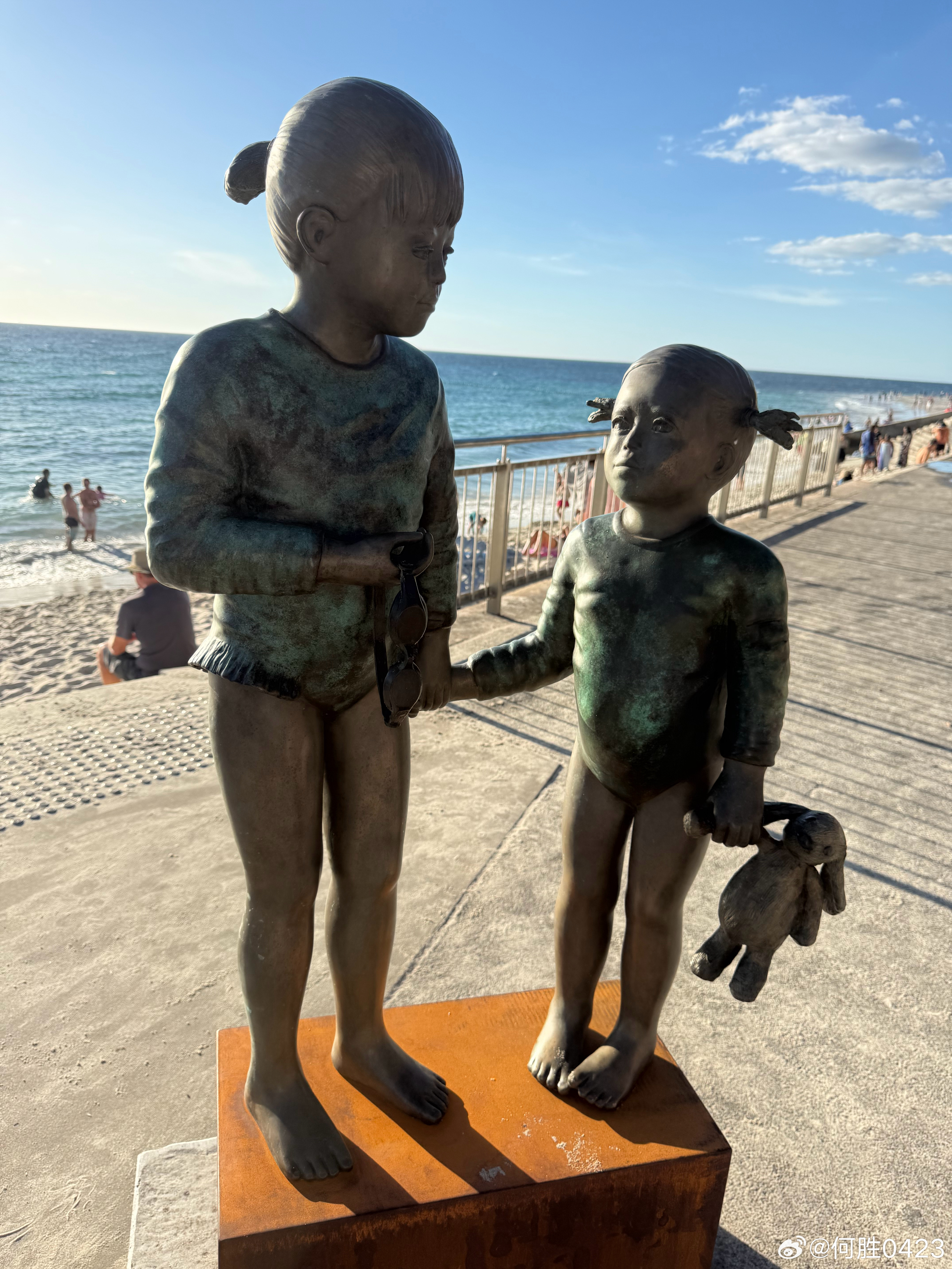 由于澳大利亚中部大部分是沙漠地带，整个城市都是沿海而建的城市，游泳成了澳大利亚学