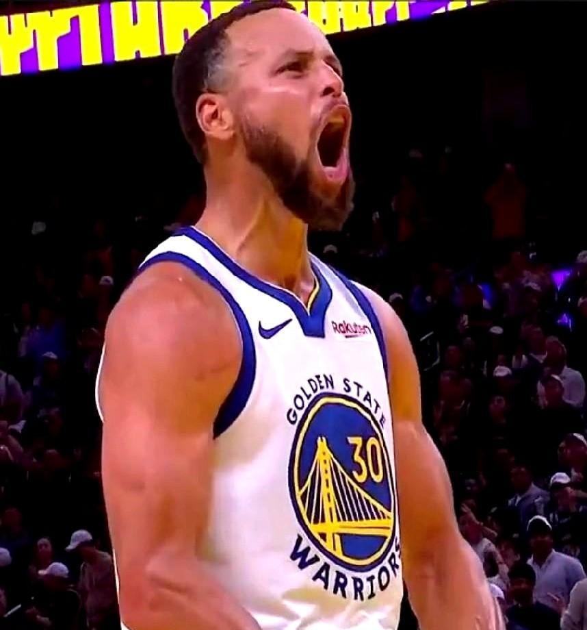 他们都在拼命投三分，但都还没学会怎么投。
库里这赛季用18场轰进226个三分，命