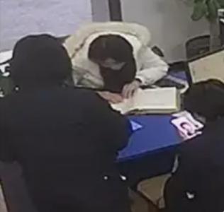 浙江女子第一次见到档案上的“爷爷”，笑着笑着就哭了：他和我爸爸真像。
 
那天她