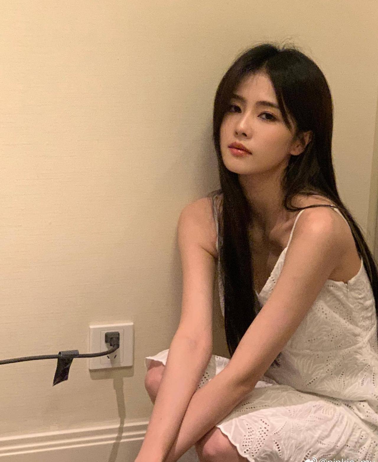 白鹿超话🍍  白鹿🍍 白鹿叶璃🍍 安慕希品牌代言人白鹿🍍 白鹿蕾丝露肩 