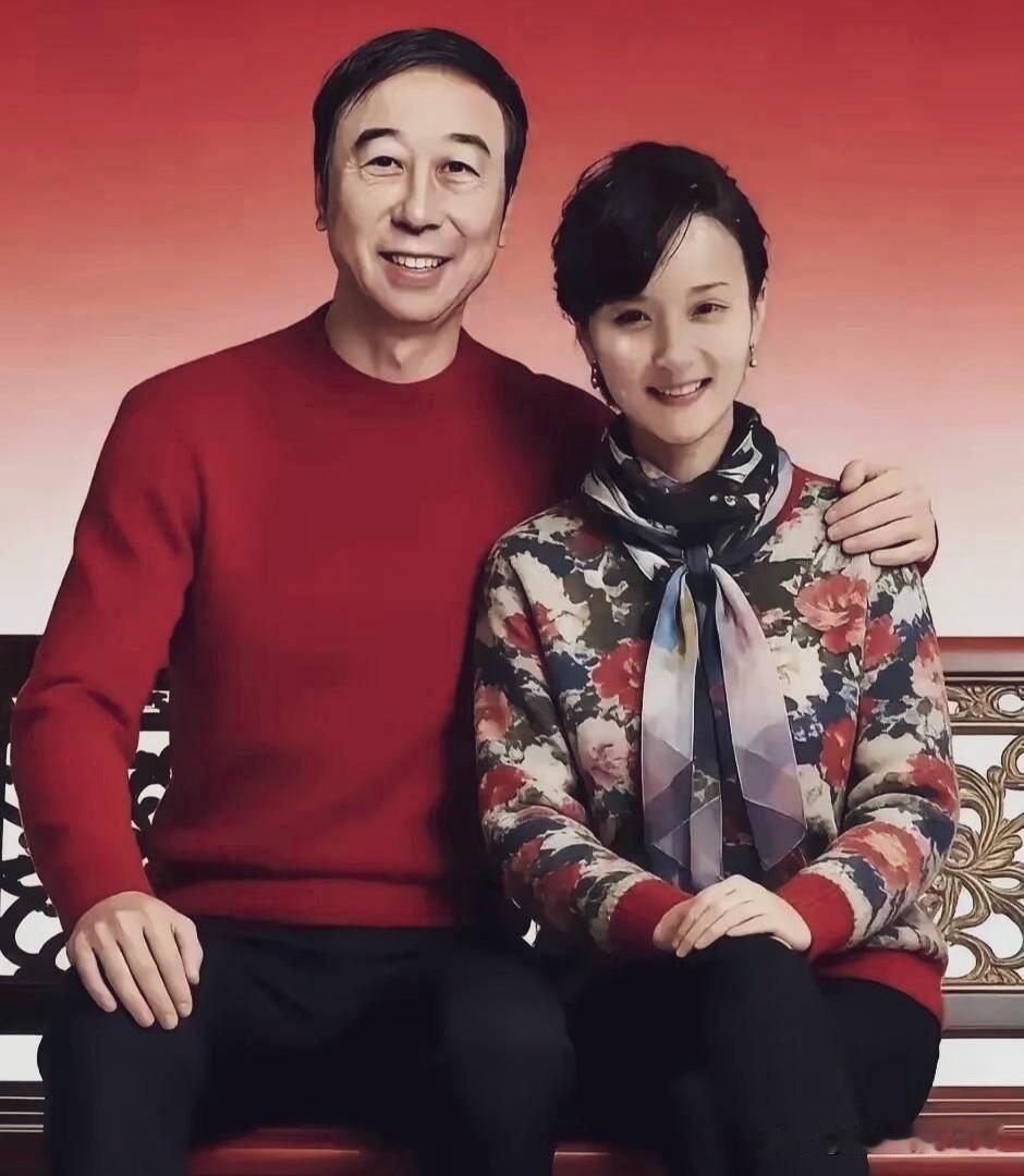回望年代：质朴纯粹的八十年代爱情
 
1983年的领证旧照，自带浓厚的时代印记。