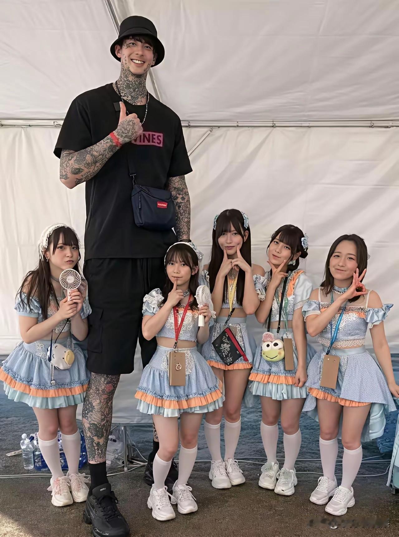 这是他高，还是她们矮？
难道她们都是来自日本的小姐姐！