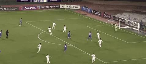 町田泽维亚vs成都蓉城禁区内漏人，泰特·杨吉门前头球破门。成都蓉城开场7分钟落后