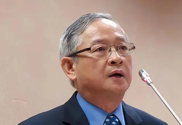 台湾知名人士林郁方曾言：“我实在看不懂大陆造那么多武器装备，造那么多航母干什么，