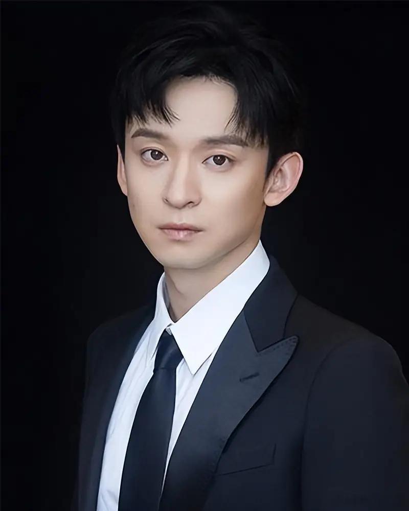 董子健都在求工作了内娱早已告别遍地好剧本的时代，优质项目缩减，一众实力派都陷入空
