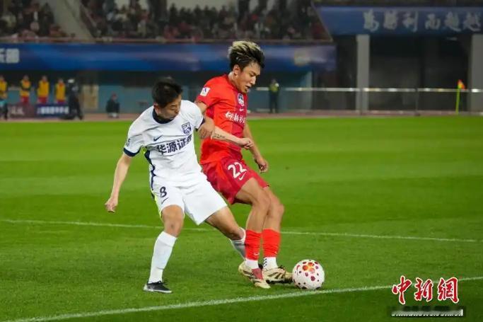 河南队VS武汉三镇漏判点球
 
4月7日晚，中国足协裁判委员会评议组进行了本赛季