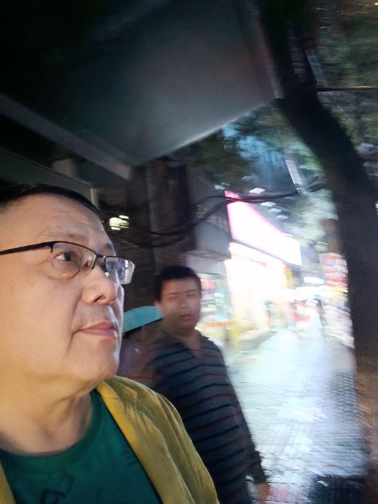 国庆节三天了，一直在家里，哪都没去，朋友相约去看烟花秀，也婉言谢绝之。

上年纪